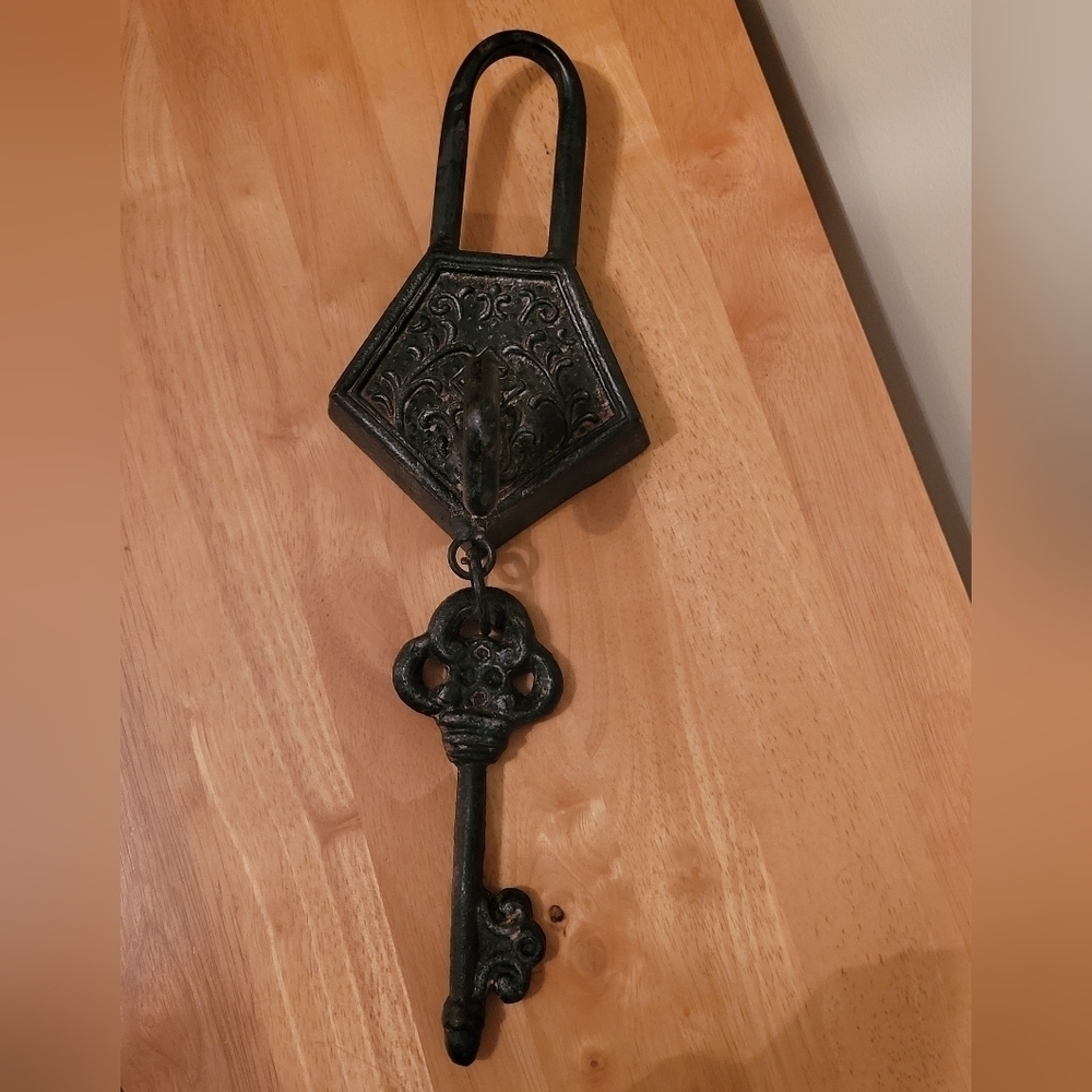 DECORATIVE Antique Style Heavy Cast Iron Hook with Hanging Key - Picture 5 of 15